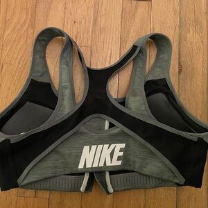 Nike Sports Bra EUC front zip size medium